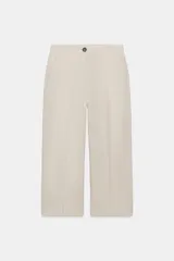 Pantalón culotte negro de tiro alto confeccionado en mezcla con lino. Cuenta con bolsillos delanteros y cierre frontal con botón.