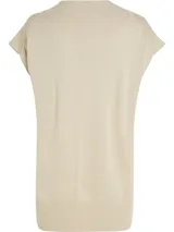 Túnica color beige de punto con cuello en V y sisas amplias.