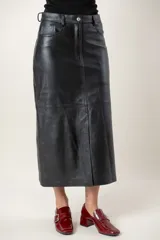 Pollera larga de cuero ovino con diseño de cinco bolsillos estilo jean, cierre frontal con botón y tajo central delantero.