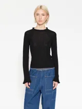 Top negro de tejido suave, de calce ajustado, con cuello redondo con volados y mangas largas con volados en los puños.