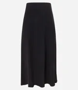 Pollera larga de corte evasé con estilo slip, confeccionada en tejido de cupro con cintura de sastrería. Presenta un diseño liso y fluido que se ajusta en la cintura y se abre ligeramente hacia el ruedo.