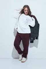Babucha deportiva de algodón con interior de felpa, bolsillos laterales, cintura elástica y puños ajustados en los tobillos.