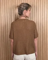 Cardigan de punto color tostado, de manga corta y cuello redondo, con cierre frontal de botones y diseño texturizado.