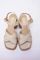 Sandalias de plataforma de 9 cm color fucsia metalizado, con tiras cruzadas y pulsera con hebilla para un calce perfecto.