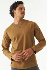 Remera de manga larga para hombre con escote redondo y logo bordado en el pecho.