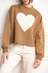 Sweater marrón de algodón peinado con cuello alto y calce oversize. Estampado frontal de corazón blanco con texto en cursiva.