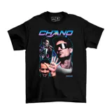 Remera negra de algodón con estampa gráfica frontal estilo retro que incluye fotografías del artista Chano, el nombre del cantante en tipografía neón y la frase 'Hola Mi Vida' escrita en una mano.