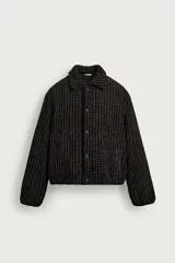 Cazadora boxy fit confeccionada en tejido de estructura waffle acolchada en su interior, con diseño quadrillé en tonos negro y marrón. Cuenta con cuello solapa, manga larga, bolsillos de vivo en la cadera y acabado elástico en los puños y el ruedo. Cierre frontal con botonadura a presión.