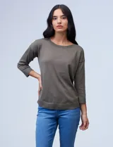 Buzo color verde oliva tejido en hilado fino, marca Cable & Gauge. Espalda con aplique de botones. Manga 3/4 con puño elastizado.