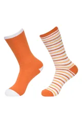 Pack de dos pares de medias tejidas de caña larga. Un par es de color naranja liso con puntera y puño en blanco, mientras que el otro par presenta un diseño a rayas horizontales en tonos naranja y blanco.