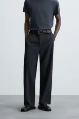 Pantalón de corte regular fit, confeccionado en una mezcla de algodón y lino. Presenta cierre frontal con cremallera y botón, bolsillos laterales y bolsillos traseros con solapa y botón.