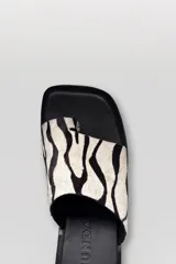 Sandalias plataforma Barina de color negro, con diseño tipo slide, suela chunky y textura sutil.
