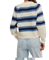 Sweater corto de punto con diseño de rayas horizontales en tonos blanco y azul. Presenta cuello redondo, mangas largas y un tejido con textura de ochos.