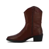 Bota tejana de caña baja color marrón oscuro, con taco cuadrado y detalles de costuras bordadas en la caña y en el empeine.
