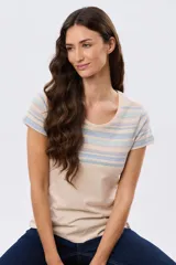 Remera de manga corta con cuello redondo, de color beige con diseño de franjas horizontales en tonos celestes y rosados en la parte superior.