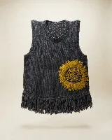 Chaleco tejido en lana merino color gris oscuro, con cuello redondo y diseño sin mangas. Presenta un bordado artesanal en relieve de un girasol en color mostaza y un acabado con flecos en el ruedo.