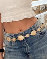 Cinturón de cadena color dorado compuesto por eslabones circulares con diseño grabado en relieve, de estilo ajustable.