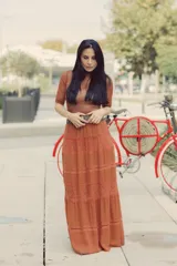 Falda larga color naranja con detalles de encaje y cintura elastizada.