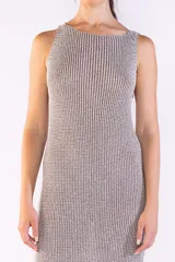 Vestido largo de punto con hilos en dos tonos que generan un efecto jaspeado, escote bote, sin mangas y aberturas laterales en el dobladillo.