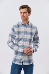 Camisa de lino de manga larga con diseño a cuadros en tonos celeste, blanco y tostado, cuello camisero y cierre frontal con botones.