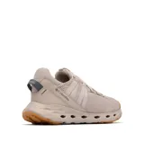 Championes de trekking Columbia modelo Terrastride Aro Omni-Grip, color beige con suela de goma marrón. Empeine de malla transpirable, mediasuela amortiguada con aberturas de ventilación y cordones ajustables.