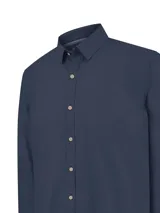 Camisa de manga larga RKF modelo Galiton, color azul marino, con cuello camisero, botones de madera y bolsillo en el pecho con logo bordado.