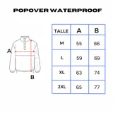 Chaqueta tipo anorak impermeable de color negro, con cuello alto y cierre parcial frontal. Presenta un pequeño logo en el pecho y ajuste regulable en la cintura para un calce más holgado o ceñido.