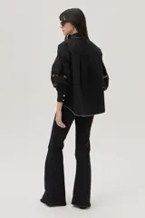 Camisa blanca de popelina con calce recto y mangas largas con galones de motivos florales.