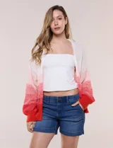 Cárdigan de punto abierto y calado con silueta holgada y hombros caídos, diseño degradado en tonos blanco, rosado y rojo. Presenta frente abierto sin botones y mangas largas abullonadas con terminación en puño acanalado.