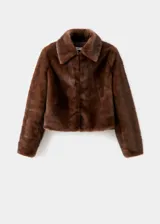 Chaqueta de piel sintética en color marrón chocolate, con cuello solapa, cierre frontal y mangas largas. Presenta una silueta recta y un acabado suave.
