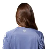 Remera de manga larga Columbia, diseñada para actividades al aire libre, con tecnología de protección solar y secado rápido. Presenta un diseño de cuello redondo, corte cómodo y estampado con el logo de la marca en el pecho y a lo largo de la manga.