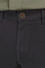 Pantalón chino negro de corte slim fit, con cierre de cremallera y confeccionado en tela con elastano.