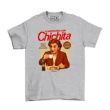 Remera gris de corte clásico con estampa frontal de estilo vintage que hace referencia al programa televisivo Almorzando con Chichita, con el personaje principal sentado a la mesa.