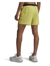 Short deportivo Under Armour modelo UA Halo Train, color verde lima, de tejido elástico y ligero, con aberturas laterales en el bajo, bolsillos laterales y perforaciones láser para mayor transpirabilidad.