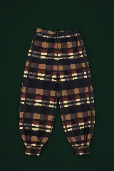 Pantalón de tiro alto confeccionado en nylon, con diseño a cuadros multicolor y botamangas elastizadas.