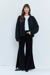 Bomber de punto color negro con apliques de strass brillantes, cuello redondo, cierre frontal con botones y mangas largas.