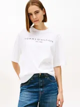 Remera de corte amplio color blanco, con cuello redondo, mangas cortas y ancha, y hombros ligeramente caídos. Cuenta con el logo y el año de la marca estampados en el pecho.