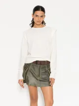 Sweater blanco de lana y cashmere con hombreras y mangas largas.