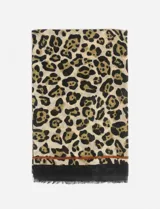 Pashmina rectangular con estampado animal print de leopardo en tonos beige, negro y marrón. Presenta una franja horizontal de color marrón y un borde inferior negro con terminación desflecada.
