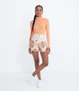 Polera color camel de punto acanalado, con cuello alto y mangas largas.