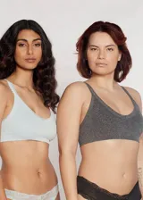 Pack de dos soutiens modelo top, sin aro, con copas removibles, sin costura y breteles ajustables. Uno es de microfibra celeste con encaje blanco y el otro es gris jaspeado con encaje gris.