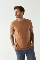 Remera de algodón de corte regular, con cuello redondo, manga corta y logo bordado en el pecho.