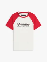 Remera de corte slim con mangas raglán a contraste en color rojo. Presenta estampado frontal con logo de Cadillac en fuente script y detalles de la colaboración con Formula 1 Team. Confeccionada en algodón elástico con cuello redondo.