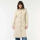 Trench midi color beige con cuello camisero, cierre frontal de botones y bolsillos laterales. Diseño clásico de gabardina con solapas y estructura fluida.
