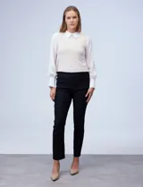 Pantalón de gabardina elastizada color negro, marca Sioni, con pretina ancha elastizada y bolsillos inclinados en la parte delantera.