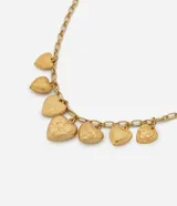 Collar corto de cadena de eslabones alargados con múltiples colgantes en forma de corazón, cada uno con texturas y relieves distintos. Presenta un acabado en tono oro envejecido.