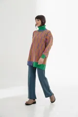 Pantalón tejido azul con corte acampanado y textura acanalada vertical.