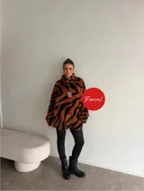 Calza larga de viscosa color negro, de tiro alto y diseño ajustado.