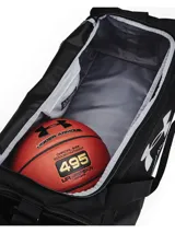 Bolso deportivo Under Armour Undeniable 5.0 Medium, color negro con el logo de la marca en blanco. Cuenta con tecnología UA Storm resistente al agua, compartimento principal con cierre, bolsillo ventilado para ropa sucia o calzado, bolsillos laterales para botellas y correa de hombro ajustable y acolchada.