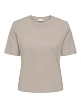 Remera negra de manga corta, cuello redondo y corte clásico.